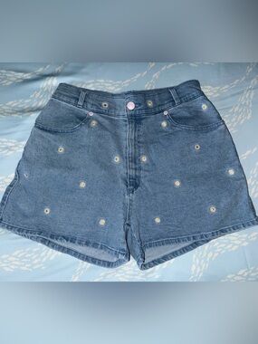 High-Rise Daisy Embroidered Denim Shorts - Blue
